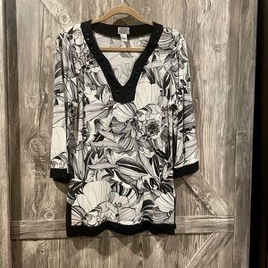 Chicos size 1 (Med) SOFT knit top. embellished neckline. Versatile Neutral print